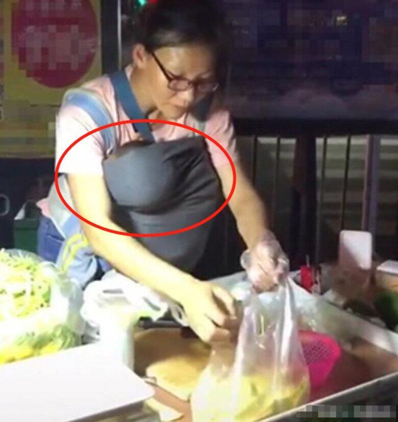 Thấy người phụ nữ bán hàng đeo túi trước ngực, khách tò mò nhìn vào rồi đồng loạt ghé mua nườm nượp - 2
