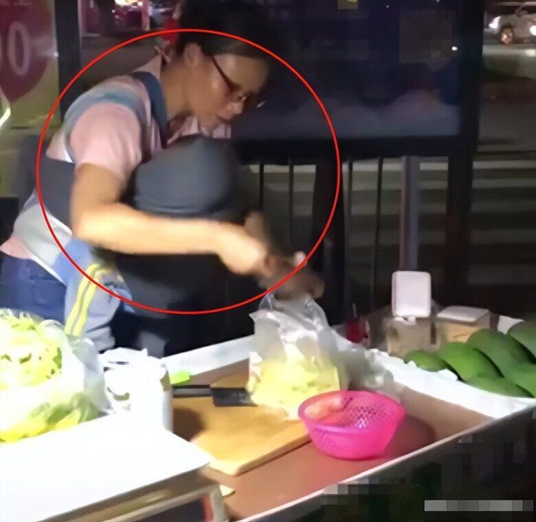 Thấy người phụ nữ bán hàng đeo túi trước ngực, khách tò mò nhìn vào rồi đồng loạt ghé mua nườm nượp - 3