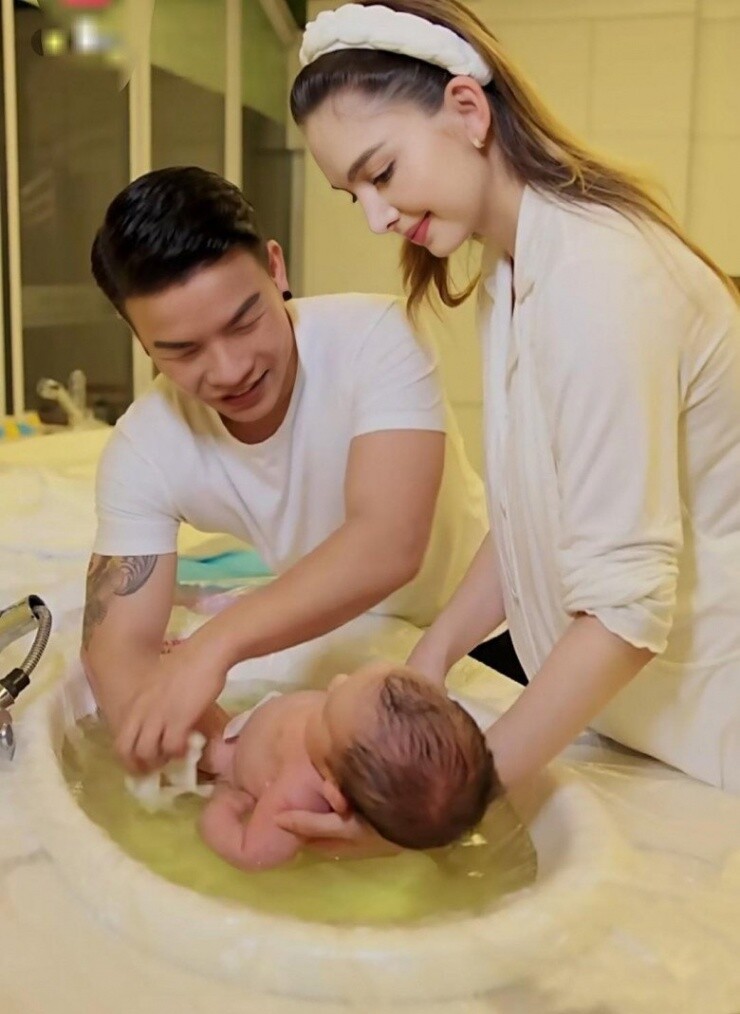 Trai quê lấy vợ Tây xinh đẹp, mẹ chồng mừng rỡ chờ cháu mang “gen lai”, ngày đứa trẻ chào đời cả nhà ngỡ ngàng - 6