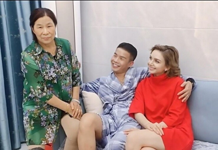 Chàng rapper mắt hí cưới được cô vợ Tây xinh như hoa.