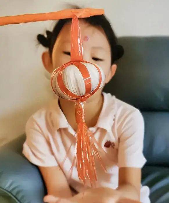 Trường tổ chức thi làm lồng đèn Trung thu, loạt “siêu phẩm” của phụ huynh và học sinh khiến dân mạng cười bò - 14