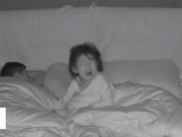 Dậy sớm 2 giờ sáng để đi làm còn 2 con ngủ ở nhà, bố mẹ kiểm tra camera phát hiện cảnh tượng xót xa
