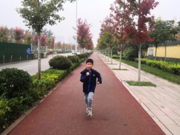 Yêu con - Nghe bác sĩ thông báo em trai phải nằm viện, cậu bé 9 tuổi mỗi ngày chạy 10km để cứu em