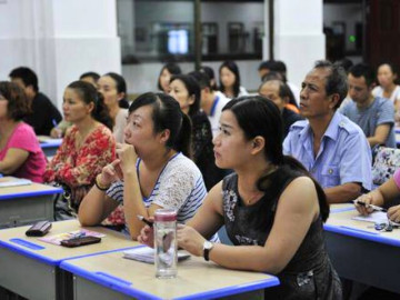 Yêu con - Mẹ Việt có con vào lớp 1 bức xúc ban phụ huynh, đầu năm học đã tự ý mua quà tặng 3 cô, đòi thu quỹ lớp 3 triệu/bé