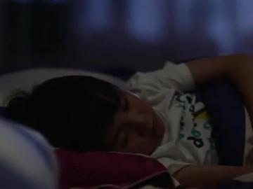 Yêu con - Chồng mất 2 năm nhưng con trai lại nói tối nào cũng ngủ cùng bố, người mẹ tái mặt cho đến khi xem đoạn camera