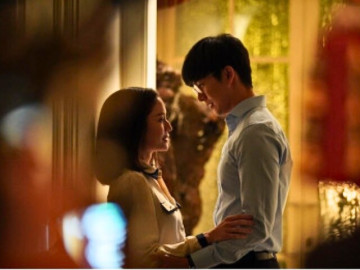 Tăng ca với nữ thư ký đến khuya, tôi chuẩn bị kỹ càng nhưng vừa bước vào phòng lại giật mình trước người thứ ba