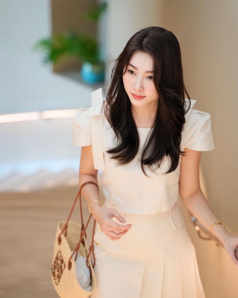 Đặng Thu Thảo ghi điểm với phong cách công sở thanh lịch, ưu tiên những thiết kế tối giản nhưng sang trọng.