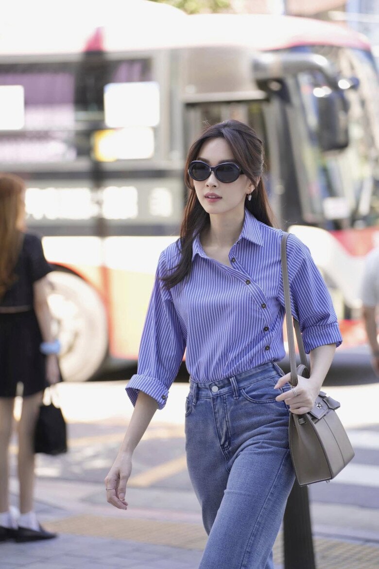 Hoa hậu Đặng Thu Thảo chuộng váy liền, sơ mi và gam màu nhã nhặn giúp tôn vẻ đẹp nữ tính nơi công sở.