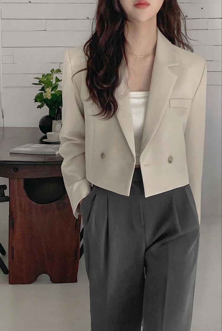 Blazer vừa vặn - Vũ khí giúp diện mạo công sở thêm chỉn chu.