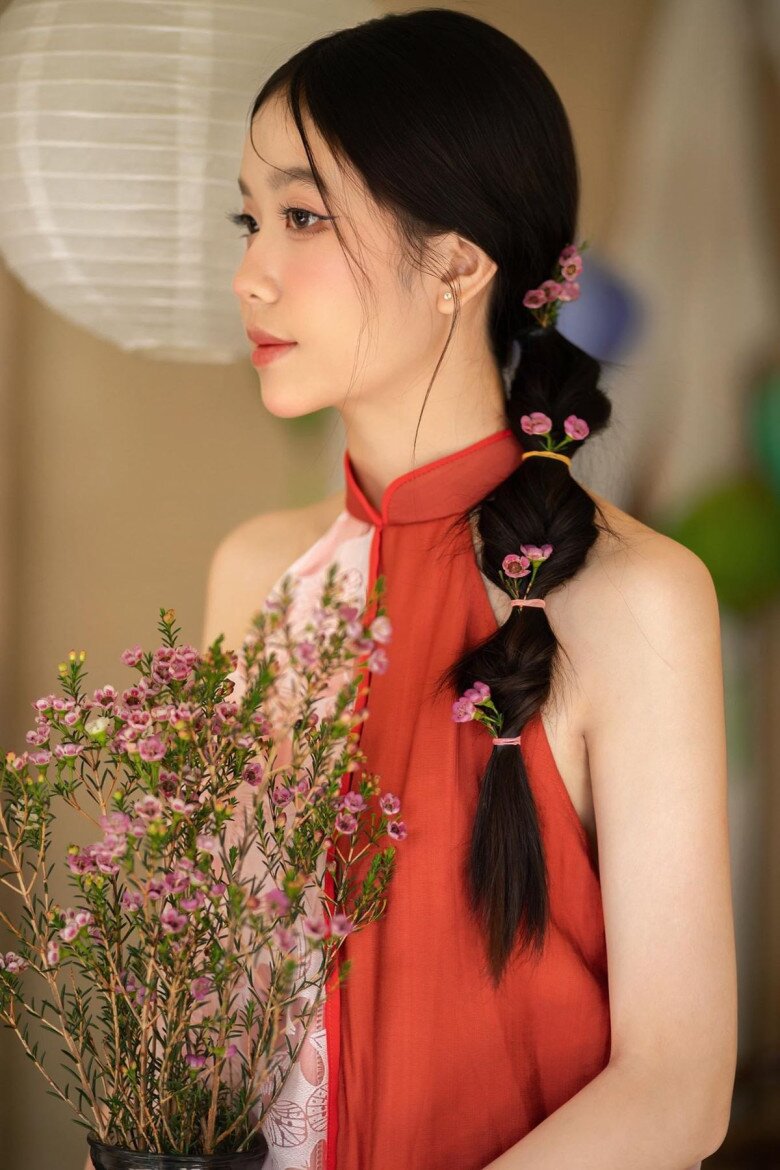 Bạn có thể biến tấu bím tóc một cách linh hoạt, từ phóng khoáng đến chỉn chu, phù hợp với nhiều phong cách trang phục.