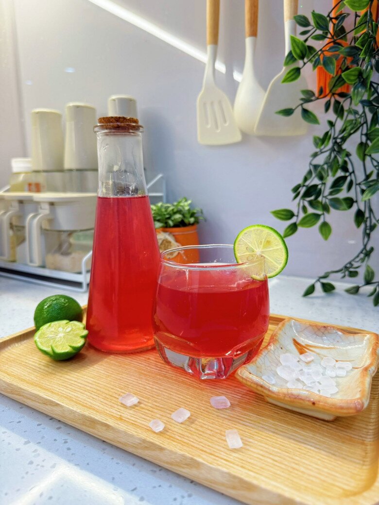 Nước tía tô khi kết hợp cùng chanh không chỉ tạo màu sắc đẹp mắt mà còn mang đến vị chua thanh, dễ uống hơn. Nếu chưa quen với hương vị đặc trưng của tía tô, chị em có thể thêm một lượng nhỏ đường phèn để điều chỉnh độ ngọt, giúp thức uống dễ dùng hơn.