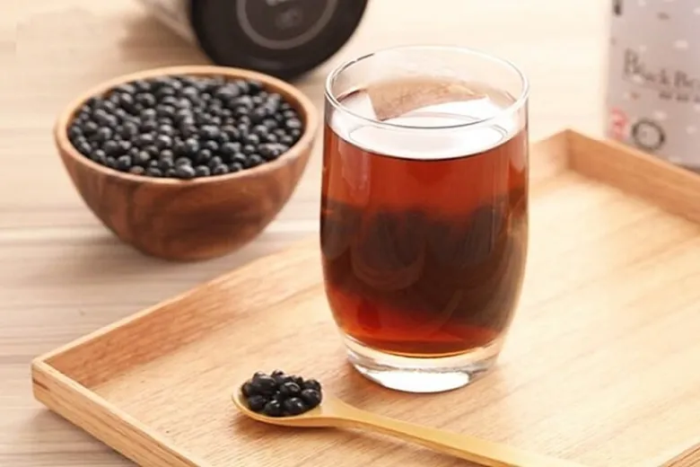 Nước đậu đen rang là thức uống giải khát, thanh nhiệt và hỗ trợ giảm cân rất tốt nhờ chứa nhiều vitamin, chất xơ và chất chống oxy hóa.