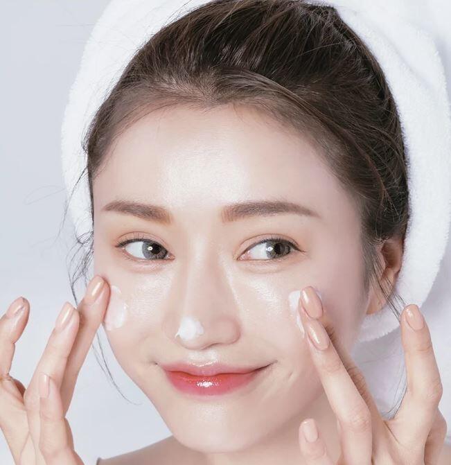 Phái đẹp cần chú ý đến việc dưỡng ẩm cho da để hạn chế tình trạng mất nước.