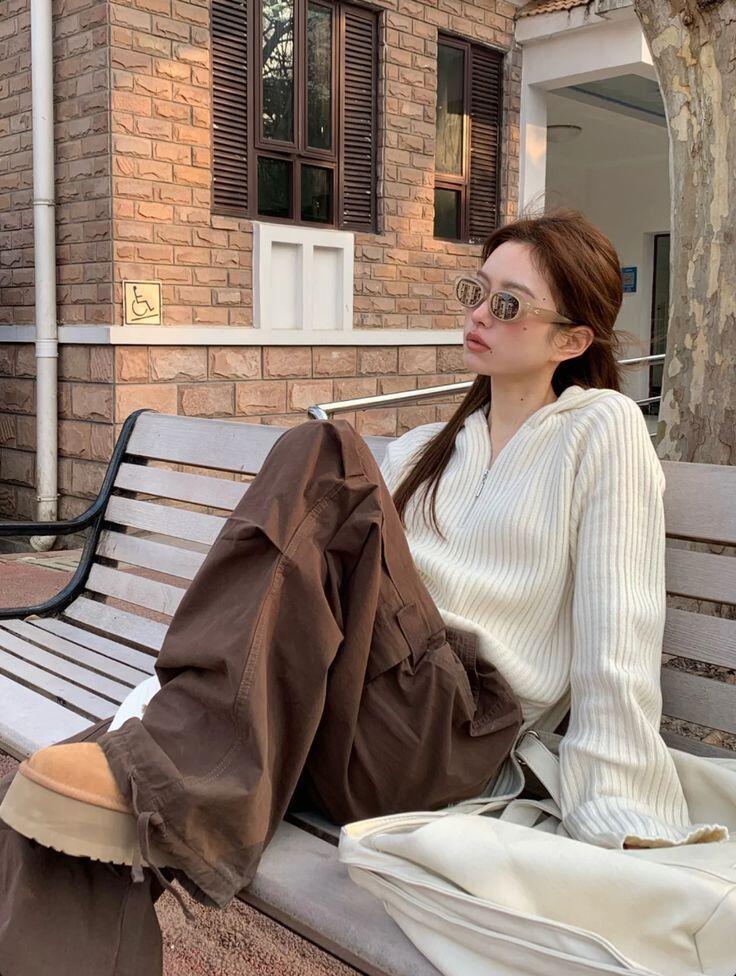 Màu nâu ghi điểm nhờ khả năng kết hợp linh hoạt với nhiều tông màu khác nhau. Từ các sắc trung tính như beige, kem, trắng ngà, xám đến những gam trầm như đen, xanh navy hay burgundy, nâu đều có thể tạo nên tổng thể hài hòa mà không mất đi vẻ sang trọng.