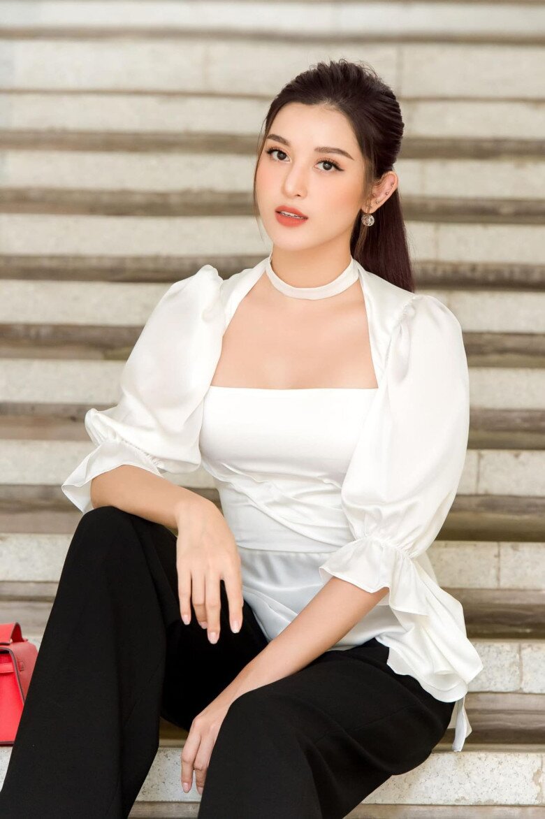 Blouse tay lỡ mang đến nhiều lựa chọn phối đồ cho phụ nữ U40, nhất là khi muốn cân đối phần thân trên. Kết hợp cùng quần ống đứng hoặc chân váy dài giúp outfit gọn mắt mà vẫn nữ tính.