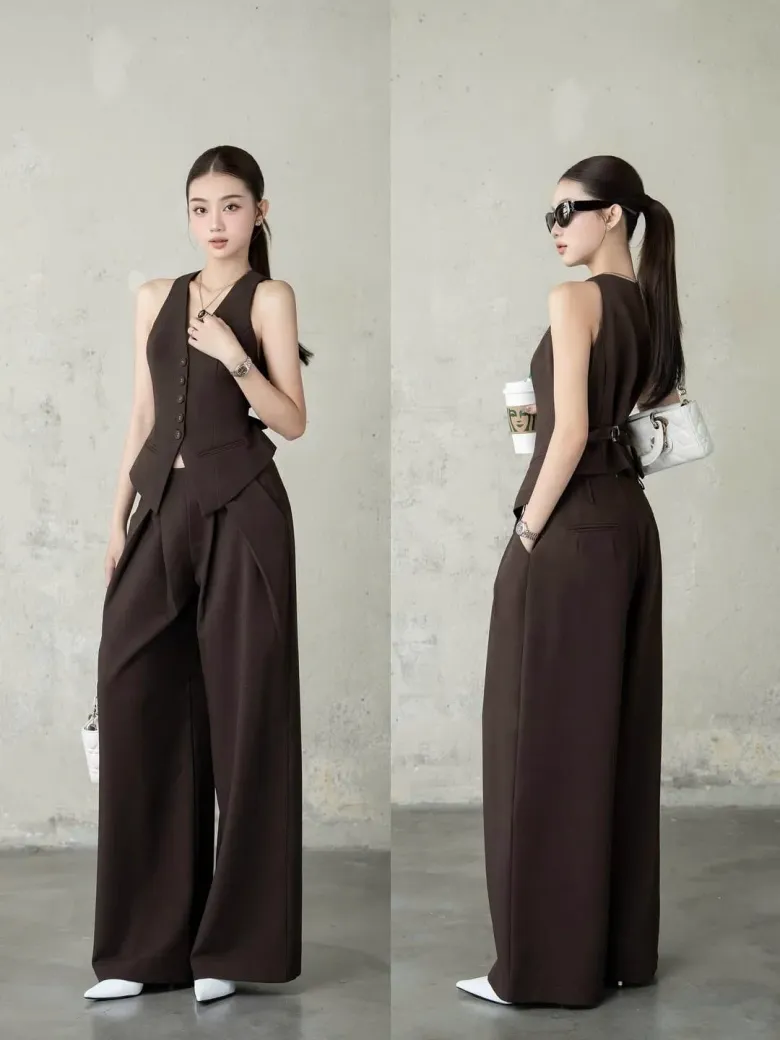 Bộ đôi này mang hơi hướng suit may đo, giúp diện mạo công sở trở nên sắc nét nhưng vẫn giữ sự cá tính.