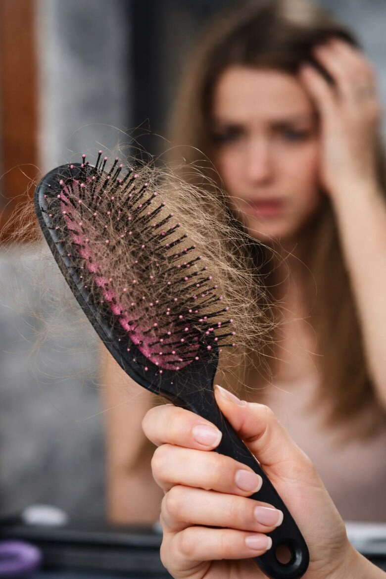 Chải tóc quá mạnh, buộc tóc quá chặt có thể khiến tóc yếu dần.