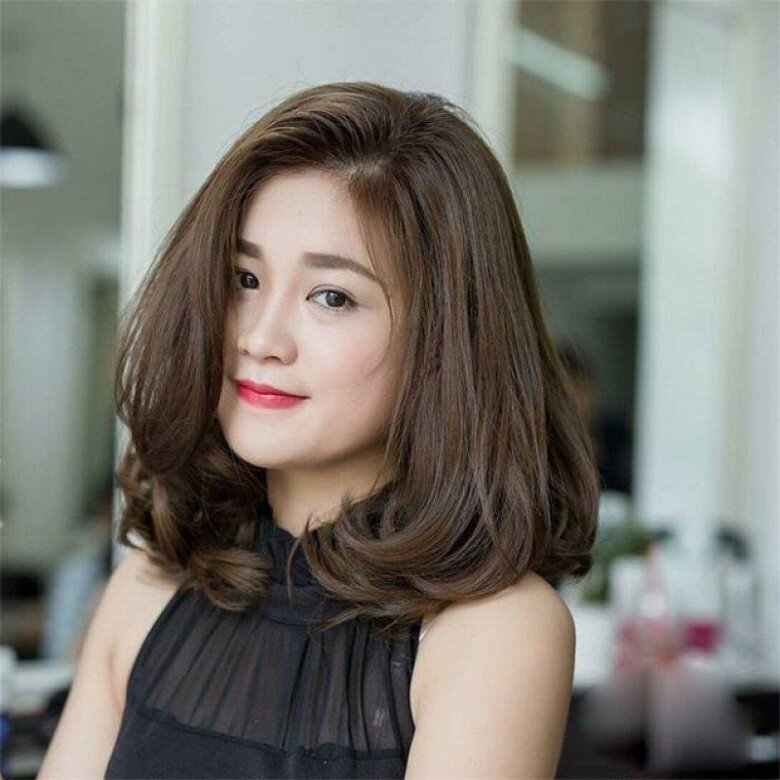 Tóc lob uốn cụp thanh lịch, phù hợp với nhiều phong cách.