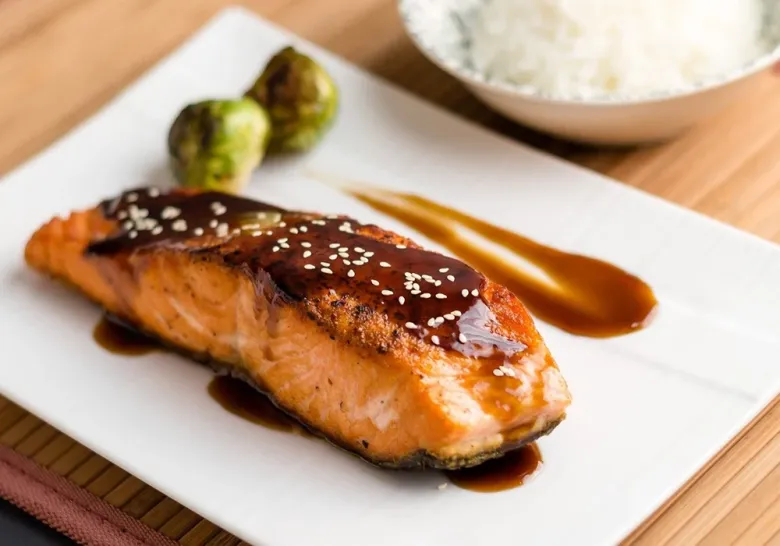 Cá hồi giàu omega-3 và protein, là lựa chọn phù hợp để bổ sung vào thực đơn hỗ trợ nuôi dưỡng làn da.