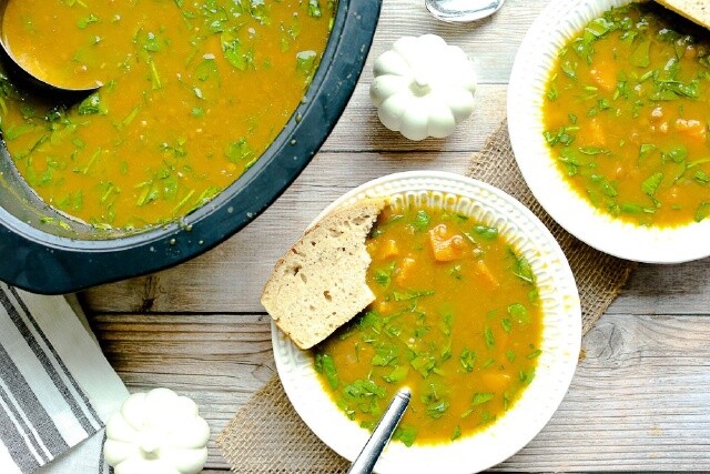 Canh bí đỏ nấu đậu lăng bổ sung beta-carotene, protein thực vật cùng nhiều vi chất thiết yếu cho cơ thể.