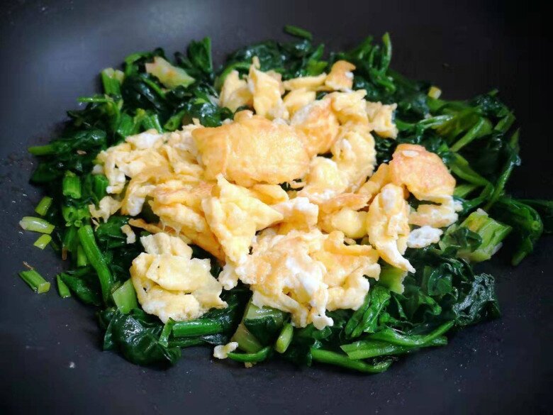 Trứng kết hợp cải bó xôi giúp bổ sung protein, vitamin và các chất chống oxy hóa trong bữa ăn hằng ngày.