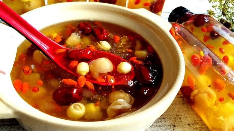 Chè hạt sen, táo đỏ và kỷ tử ít đường là món tráng miệng thanh mát, giàu dưỡng chất khi sử dụng với lượng phù hợp.
