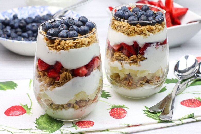 Sữa chua Hy Lạp ăn kèm các loại quả mọng là món ăn giàu protein, probiotic và vitamin C.