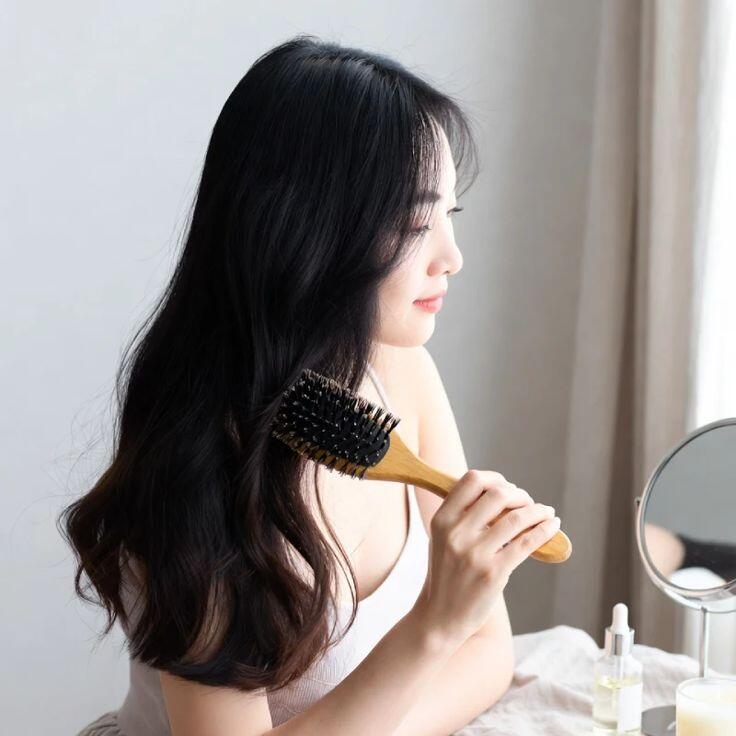 Khi chải tóc, nên gỡ rối từ phần ngọn rồi mới di chuyển dần lên thân tóc. Cách này giúp giảm lực kéo lên sợi tóc, hạn chế tình trạng gãy và tổn thương do chải quá mạnh.