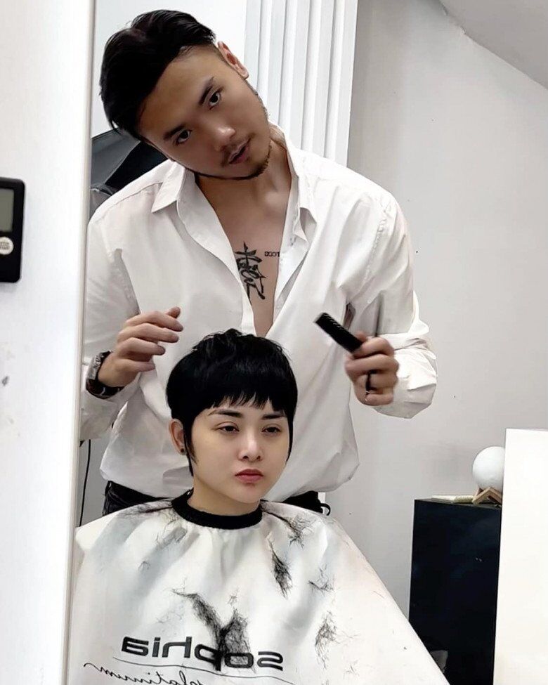 Chủ động tỉa ngọn định kỳ giúp loại bỏ phần tóc khô xơ, giữ mái tóc trông gọn gàng và khỏe hơn.