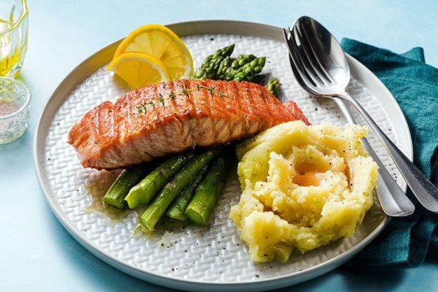 Cá hồi là nguồn cung cấp omega-3, vitamin D và protein dồi dào, góp phần nuôi dưỡng da đầu khỏe mạnh.