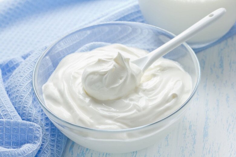 Sữa chua là nguồn protein và dưỡng chất hỗ trợ sức khỏe mái tóc.