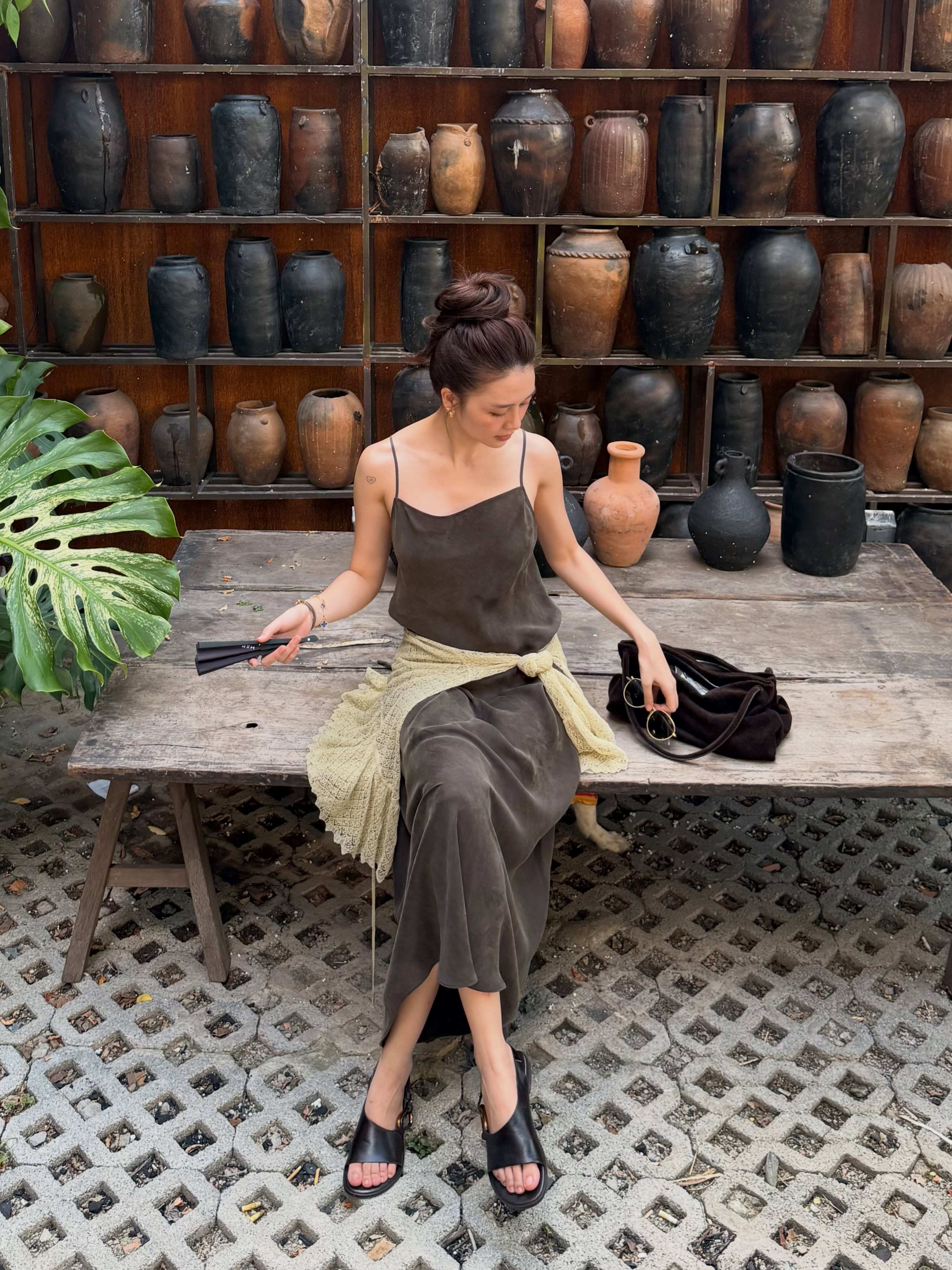 Phong cách của Thiều Bảo Trang có sự giao thoa giữa nét nữ tính và tinh thần hiện đại, phù hợp với những người yêu thích cách ăn mặc trẻ trung, tôn dáng.