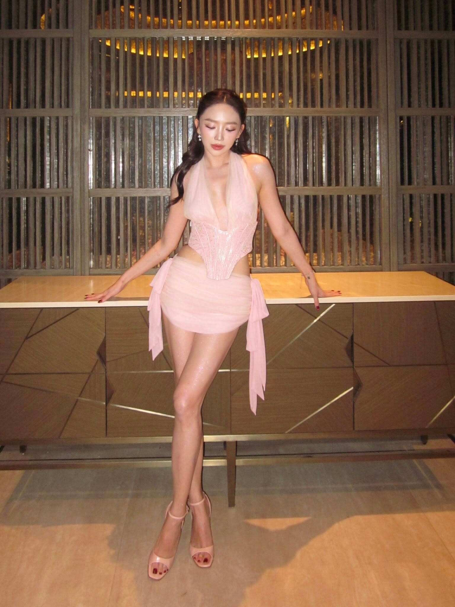 Nữ ca sĩ duy trì phong cách thời trang biến hóa, hướng đến hình ảnh ngày càng quyến rũ.