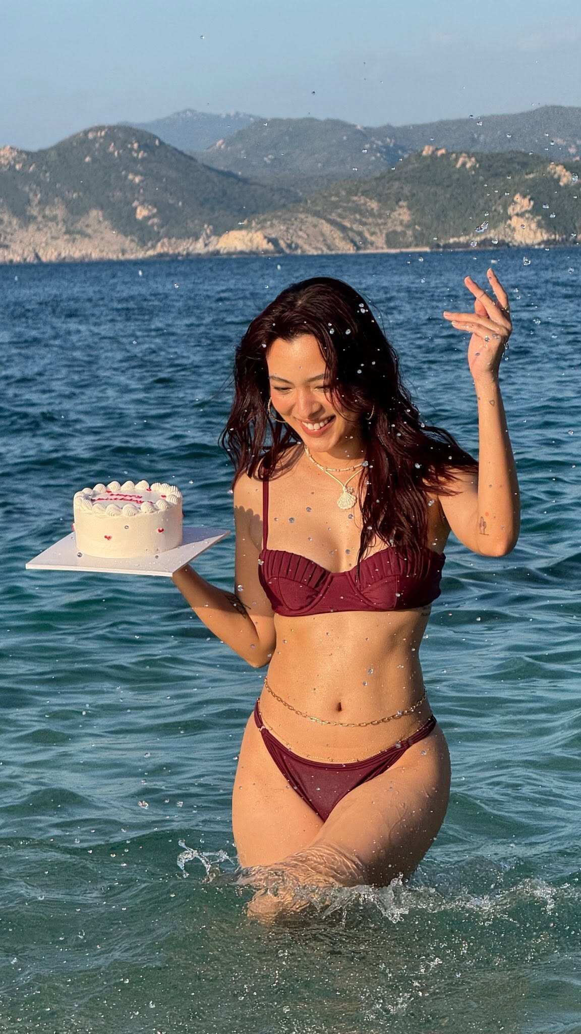 Chân dài đình đám Vbiz diện bikini amp;#34;nét căngamp;#34;: Body siêu nóng bỏng, sắc vóc ngày càng thăng hạng - 5