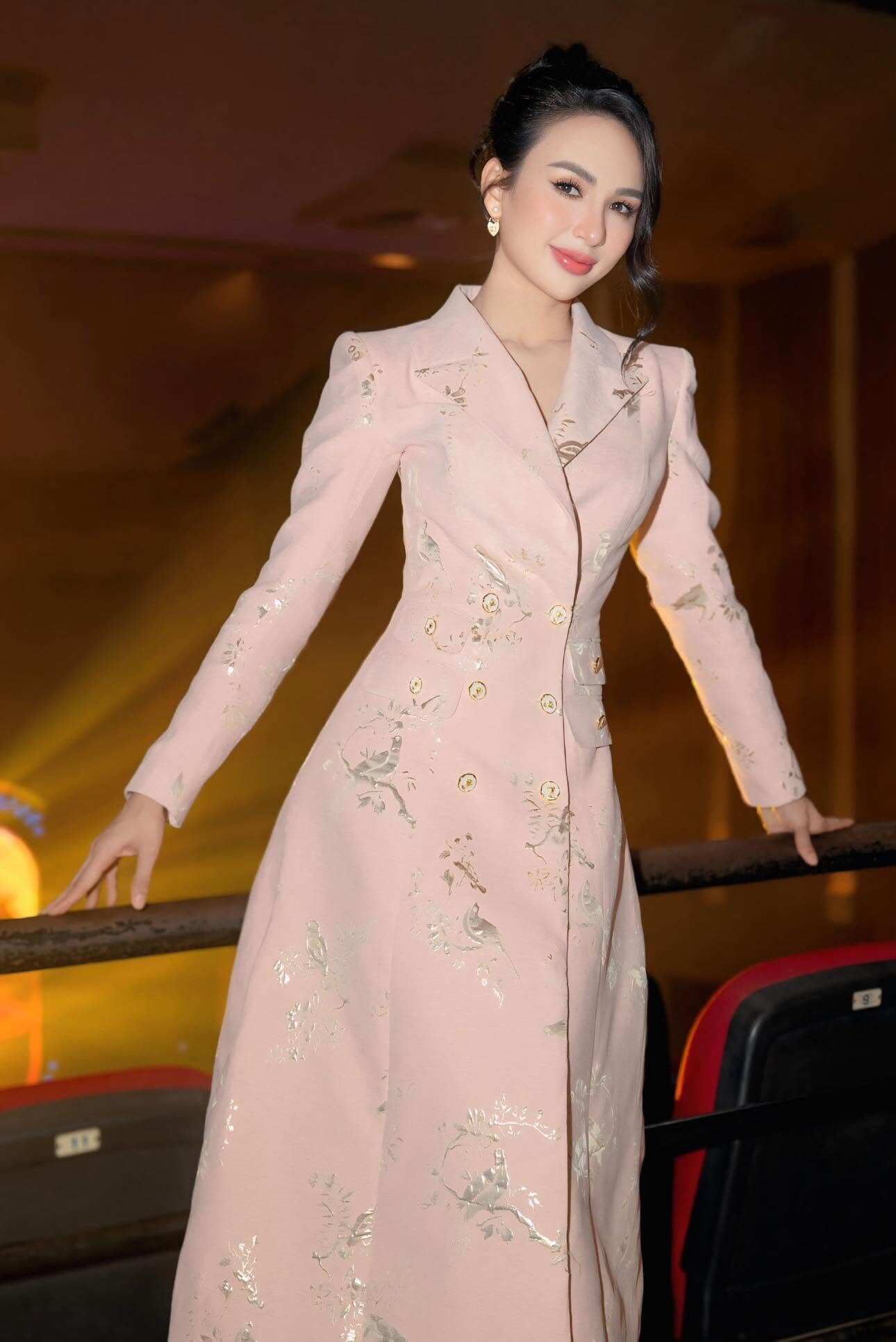 Nàng hậu sở hữu gương mặt hài hòa, sống mũi cao thanh thoát.