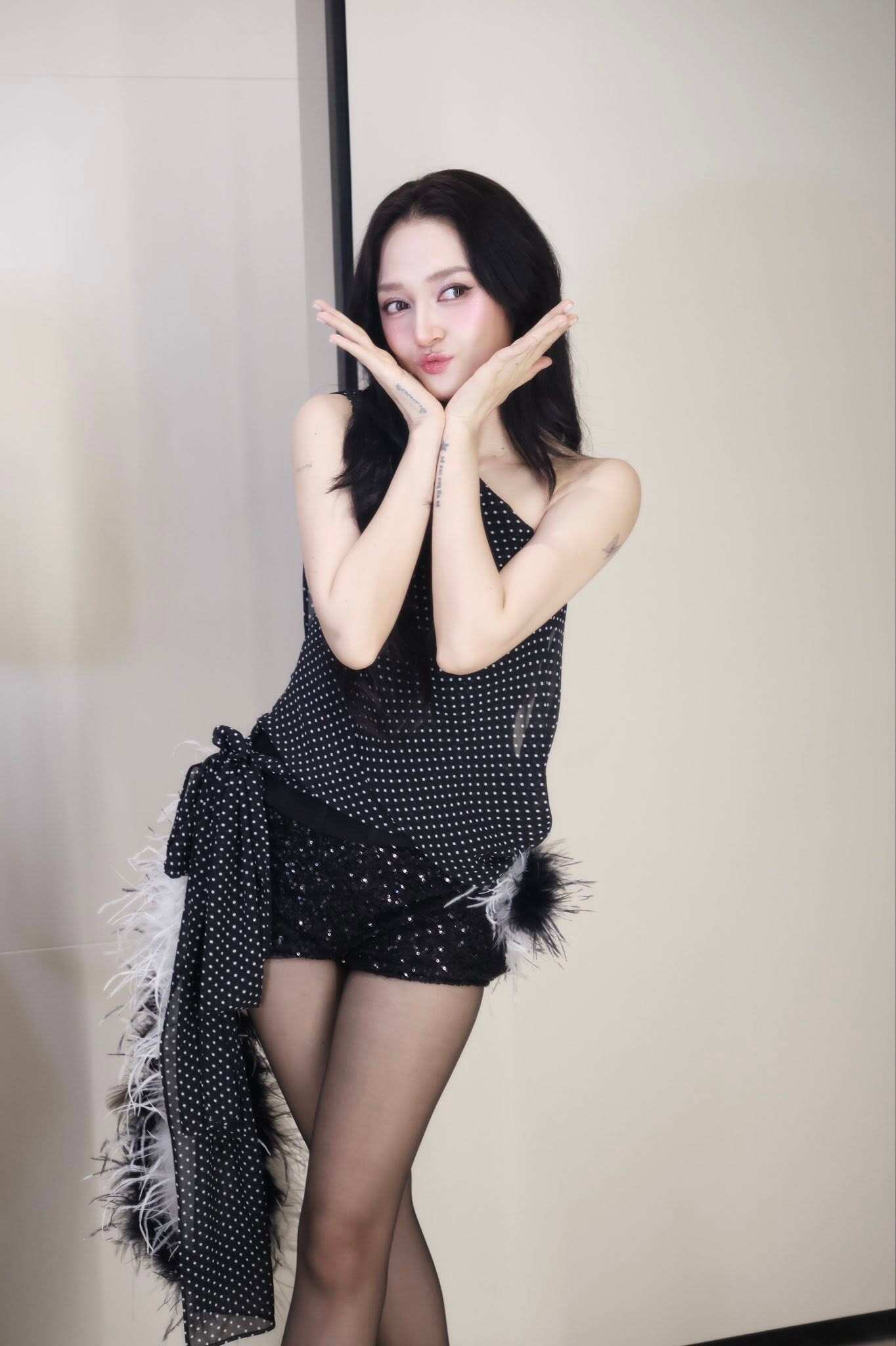 Gái một con amp;#34;trông mòn con mắtamp;#34; khoe chân dài cực phẩm với bikini, ái nữ 3 tuổi càng lớn càng xinh amp;#34;y khuônamp;#34; mẹ - 6