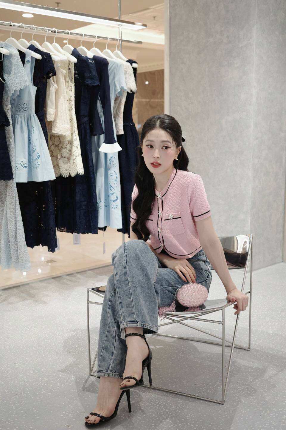 Mỹ nhân Hà Tĩnh chuộng style amp;#34;less is moreamp;#34;, tuổi 27 đẹp “như hoa” không cần hàng hiệu - 10