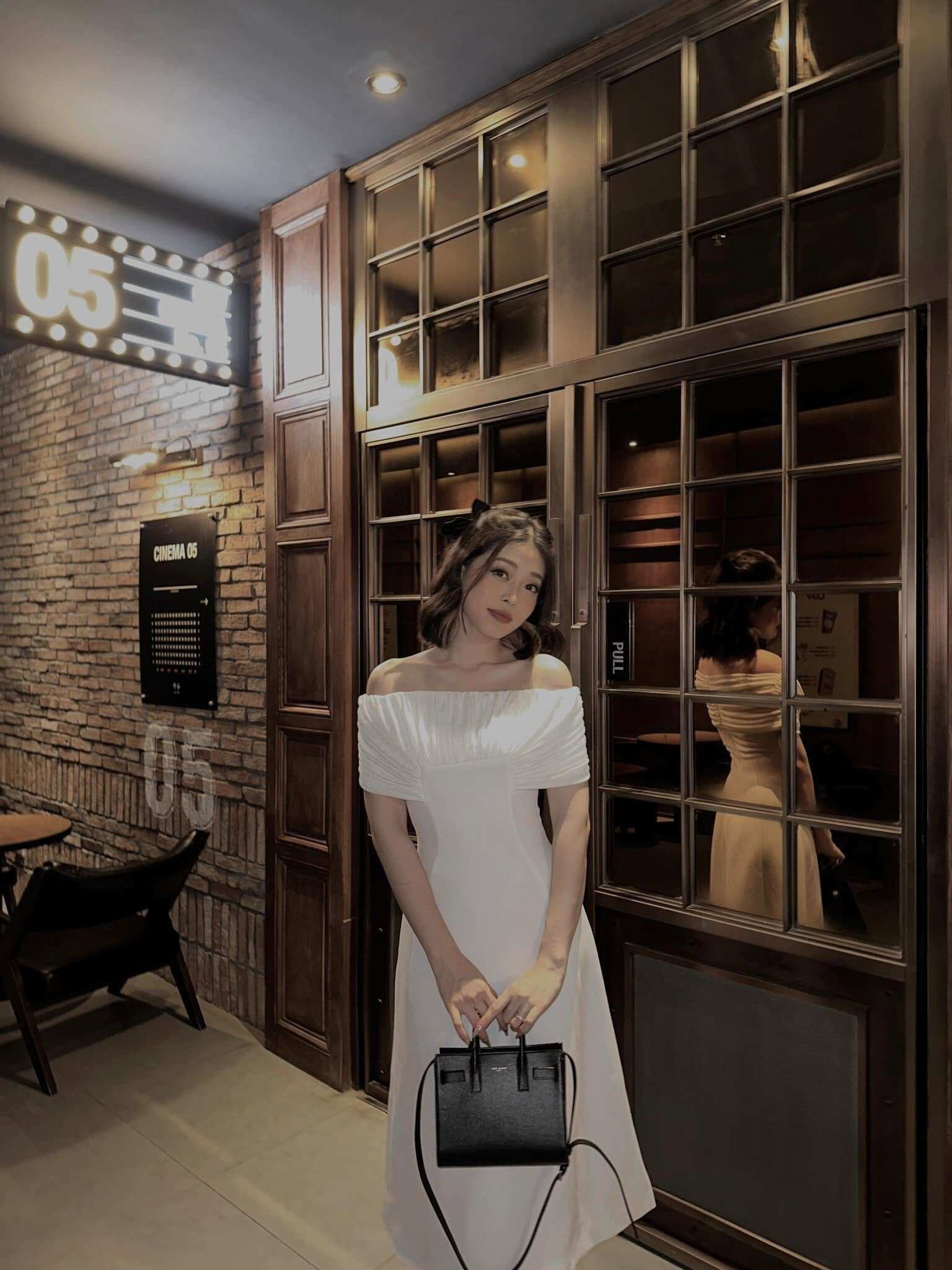 Phương Nga tuổi 27 vẫn rạng rỡ với gu thời trang tinh giản, tôn vẻ nữ tính.