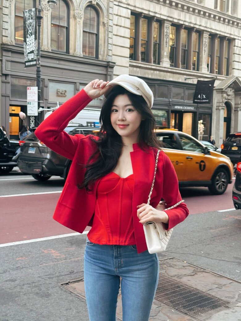 Trong chuyến đi Mỹ cùng gia đình, Thảo Linh sử dụng chiếc Chanel Classic Flap Bag màu trắng, mẫu túi cô nhiều lần mang trước đó.