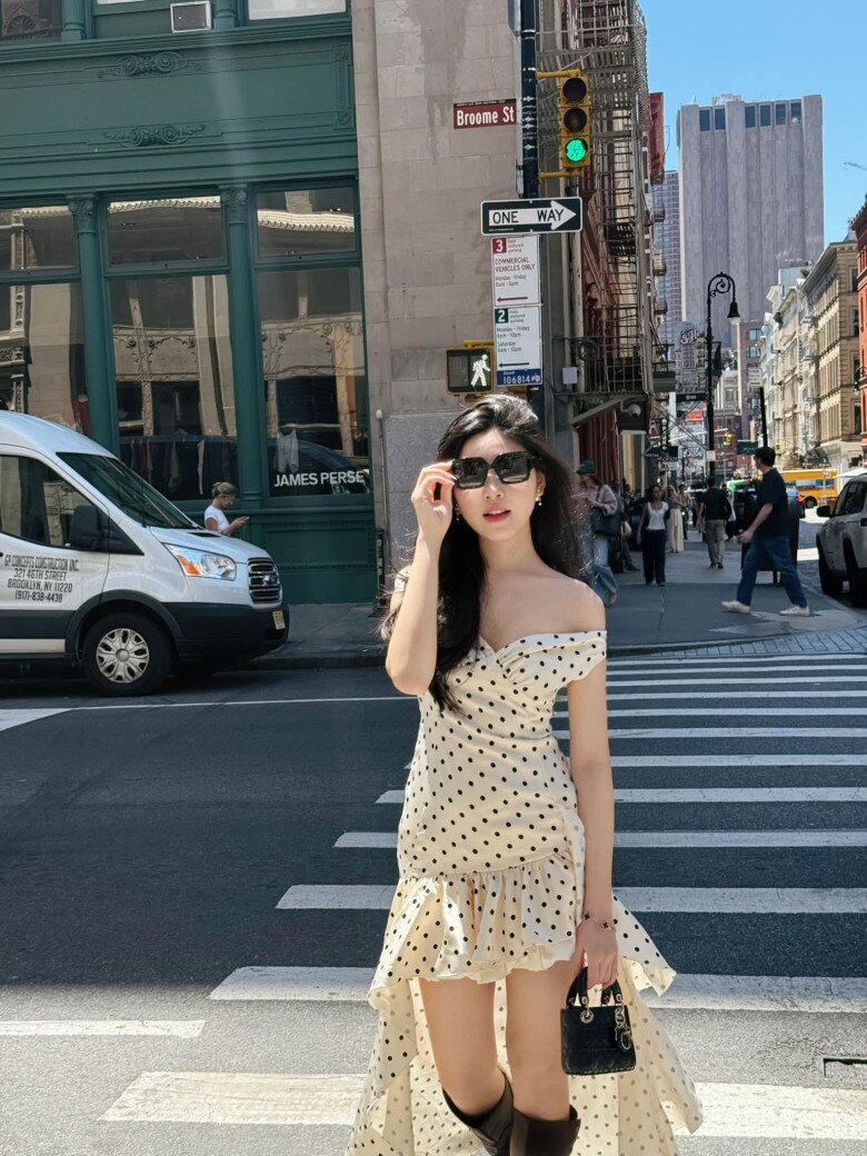 Lọ Lem nổi bật khi mix túi Lady Dior màu đen cỡ nhỏ với thiết kế chấm bi nữ tính. Ở thời điểm con gái Quyền Linh sắm về tủ đồ, túi có giá 100 triệu đồng.