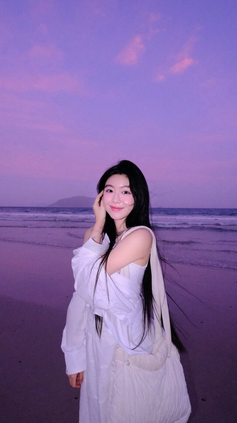 Từ váy nữ tính đến trang phục đời thường, Lọ Lem linh hoạt thay đổi cách phối đồ.