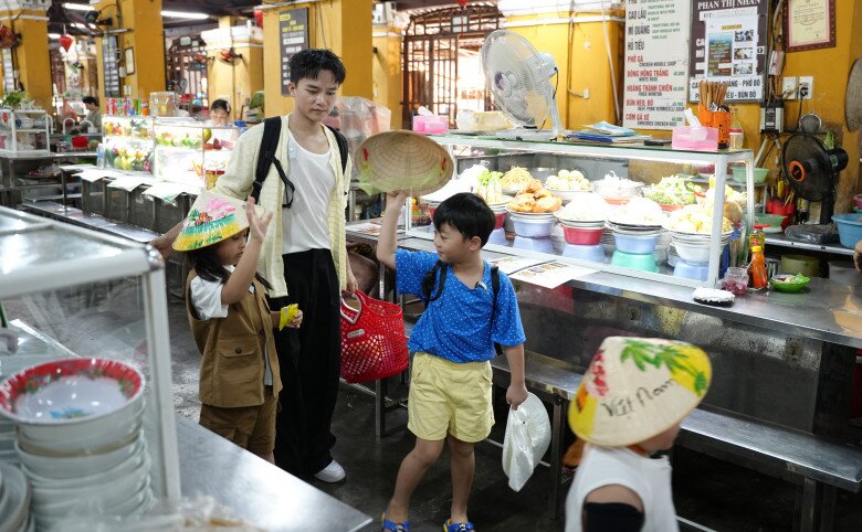 Ở tập này, Bùi Công Nam được tập sự làm bố với nhiệm vụ chăm sóc 5 em bé. 