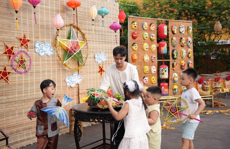 Bùi Công Nam chuẩn bị mâm cỗ Trung thu cho các bé.