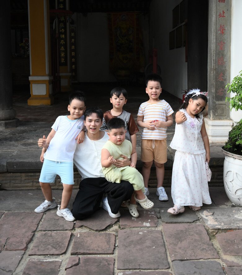 Bùi Công Nam quan tâm, săn sóc 5 em bé trong suốt hành trình, anh ra dáng là một ông bố chính hiệu.