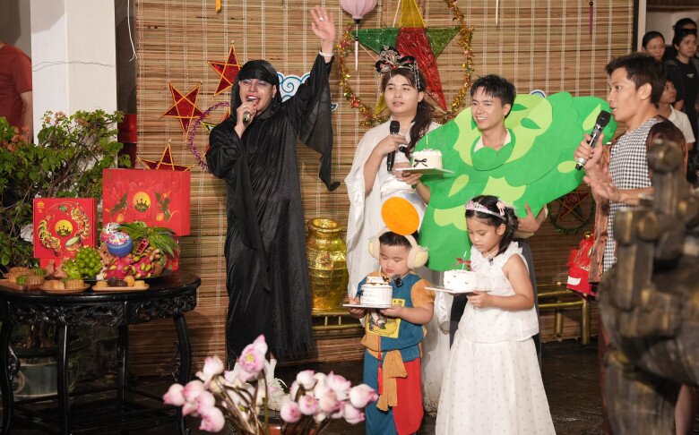 Các ông bố cùng nhau tạo nên đêm hội phá cỗ vui nhộn cho các bé.