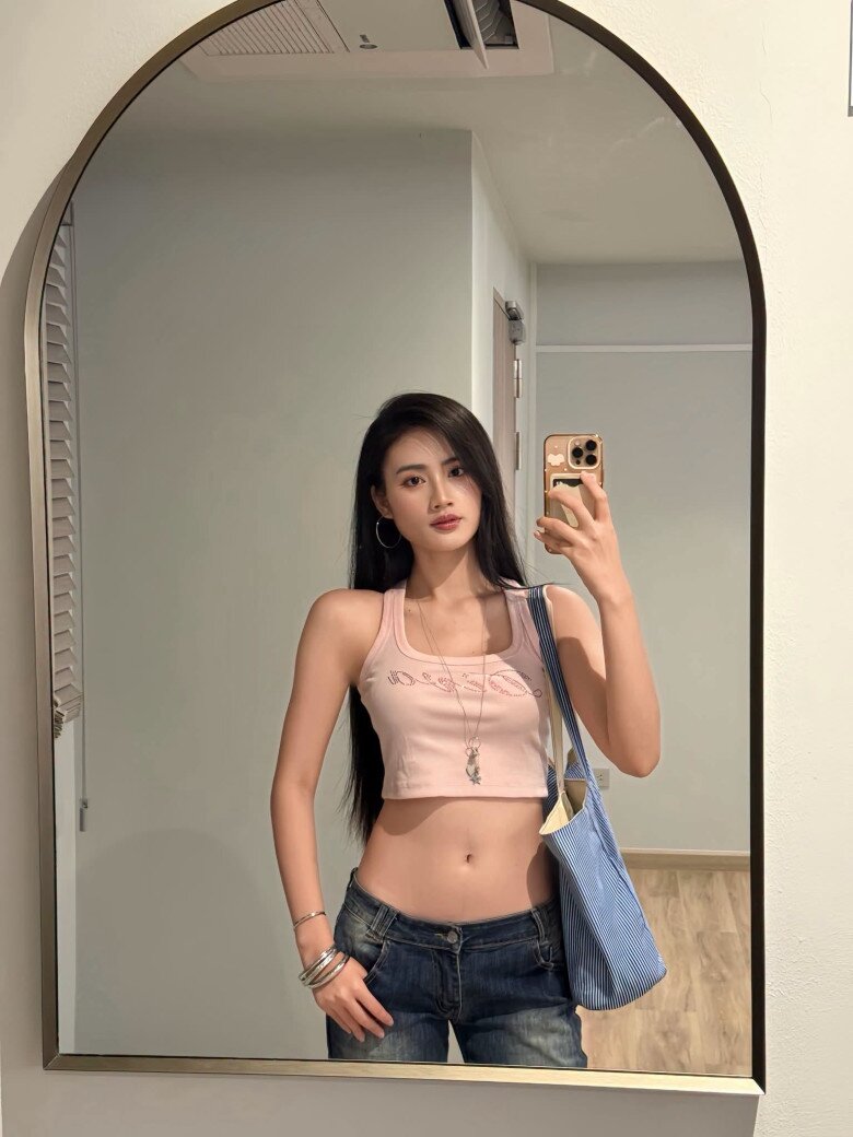 Hoa hậu Ý Nhi khoe vòng eo săn chắc khi diện crop top tối giản. 