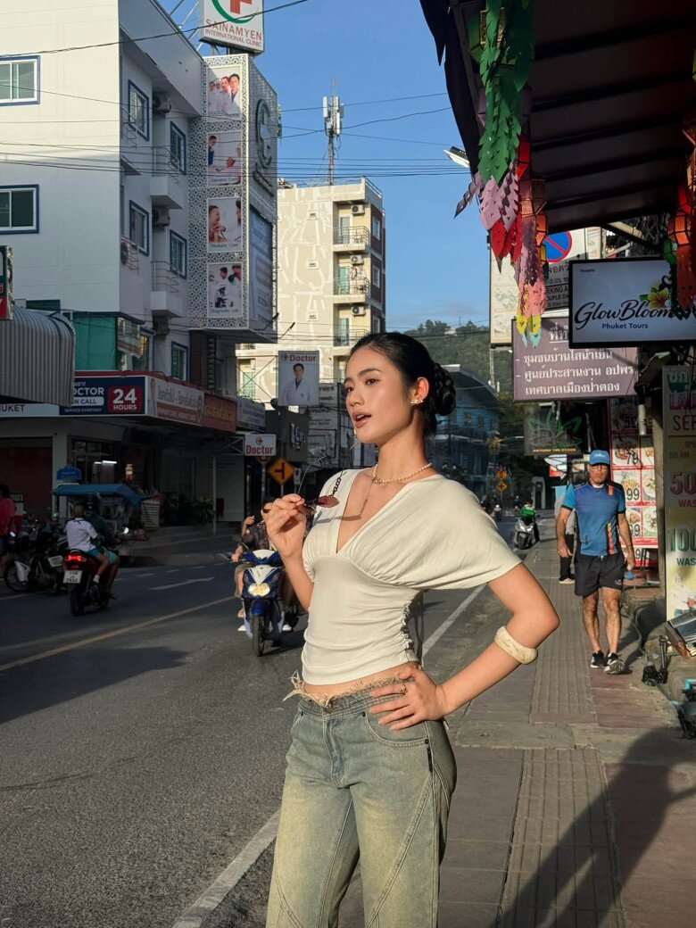 Ý Nhi khéo léo phối áo crop top cùng quần jeans, tạo nên tổng thể trẻ trung khi dạo phố Thái Lan.