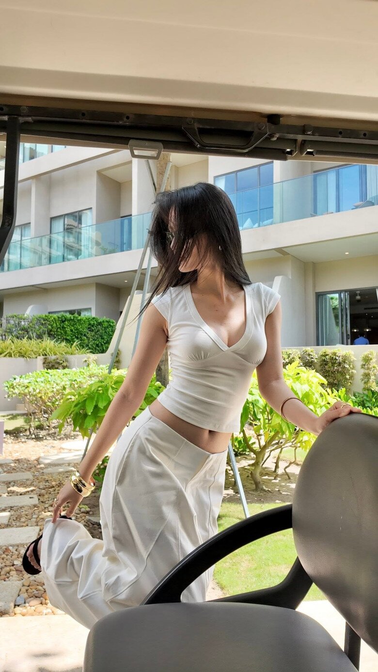 Ý Nhi trẻ trung, năng động với cách phối áo thun và quần tây ống rộng, tạo nên vẻ ngoài cá tính và ấn tượng.