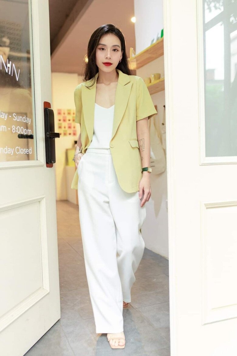 Blazer giúp che khéo bắp tay, đồng thời tạo điểm nhấn sang trọng cho diện mạo.
