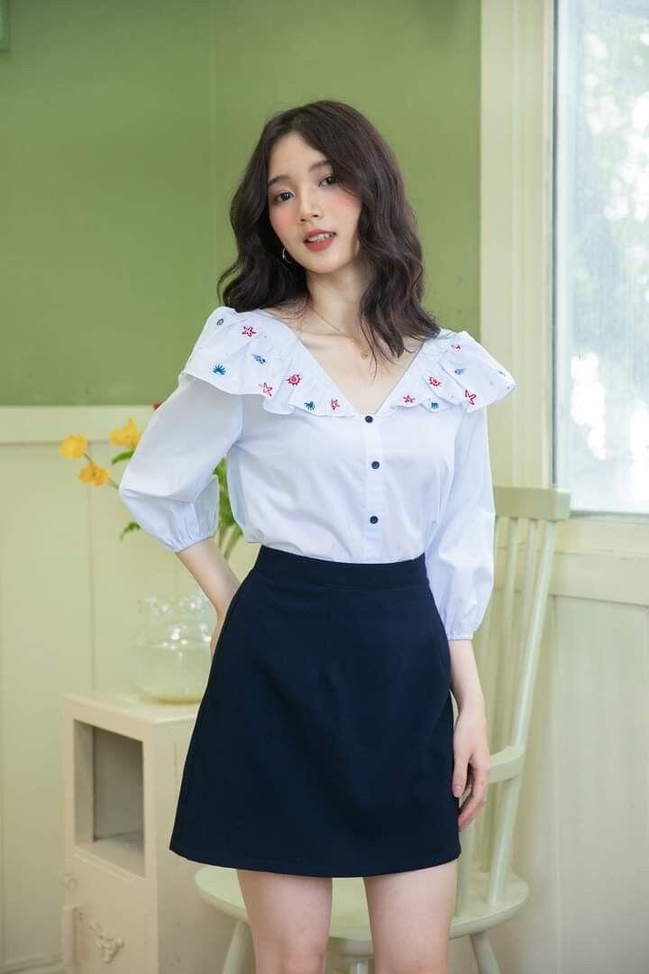 Áo tay lỡ che bắp tay đầy đặn, mang đến vẻ ngoài gọn gàng và nữ tính.